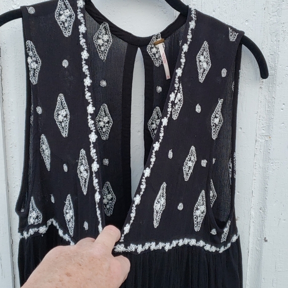 Free People low cut flowing tank -Never worn - Picture 4 of 5